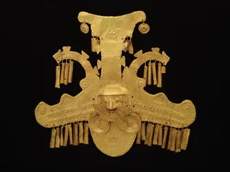 Kopfschmuckornament mit Köpfen flankiert von Krokodilen, Yotoco-Periode, ca. 100-700