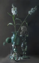 Elegantes Stillleben mit grünem Glas