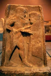 Stele mit Relief, das Agamemnon und Klytaimnestra darstellt, griechische Zivilisation, 6. Jahrhundert v. Chr.