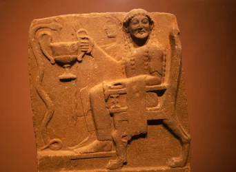 Stele mit Relief, das Gottheiten und Schlangen darstellt, aus Sparta, Griechenland, griechische Zivilisation